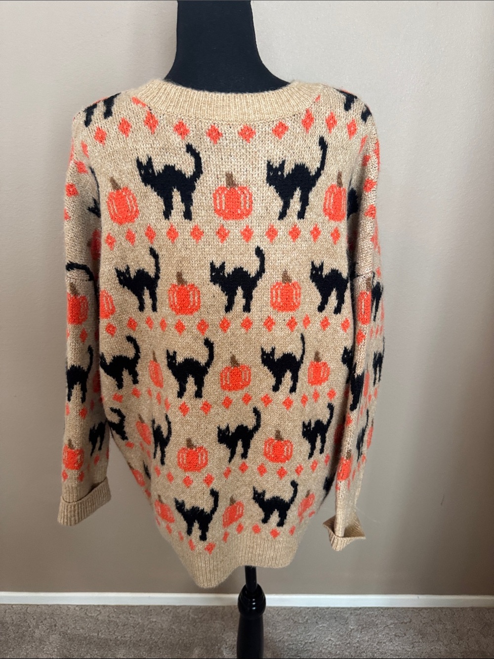 Vince Camuto Beige Crewneck Sweater with Black Cats & Orange Pumpkins - Picture 6 of 9